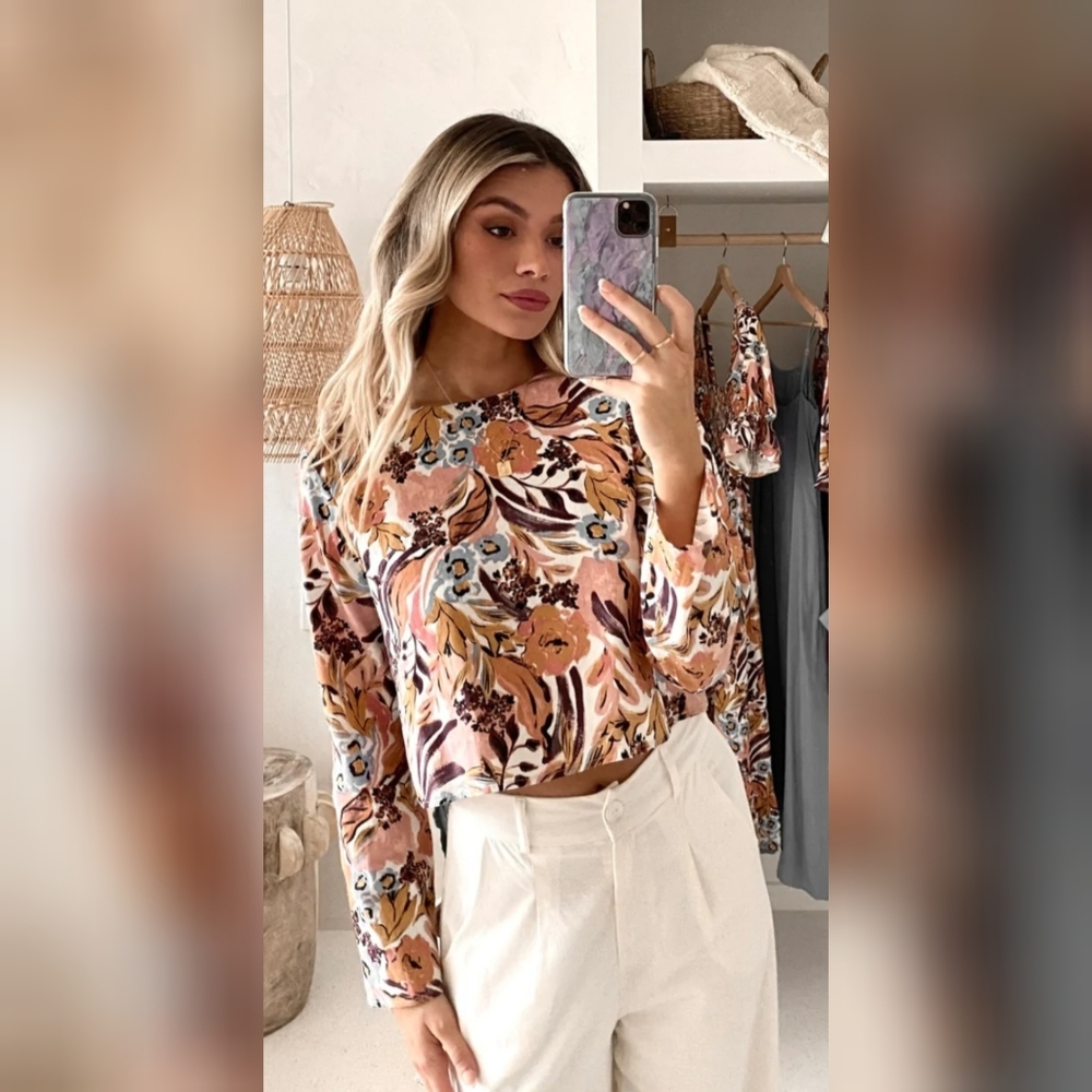 🔥SOLD on diff site 🔥Long sleeve Cropped top